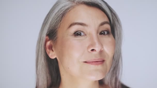 Una Feliz Mujer Madura Feliz Semidesnuda Con Pelo Largo Gris — Vídeo de stock