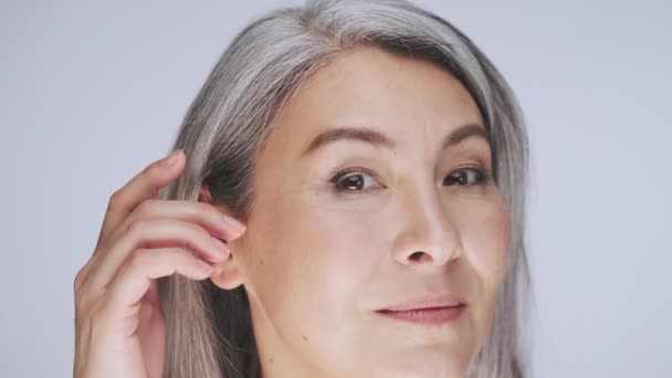 Una Atractiva Mujer Madura Semidesnuda Con Pelo Gris Largo Parece — Vídeos de Stock