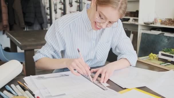 Pěkná Mladá Žena Architektka Brýlemi Plánuje Kresbu Zatímco Pracuje Pracovišti — Stock video