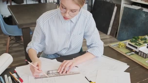 Een Rustig Gefocuste Jonge Vrouw Architect Draagt Een Bril Het — Stockvideo