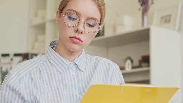 女性建築家の切り取られた景色は職場で紙の書類を扱っています — ストック動画