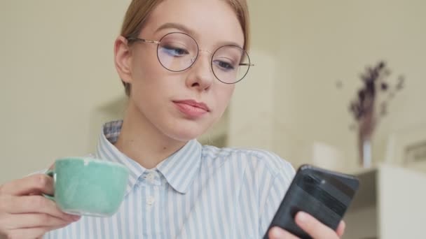 Una Hermosa Joven Arquitecta Con Gafas Está Usando Teléfono Inteligente — Vídeos de Stock