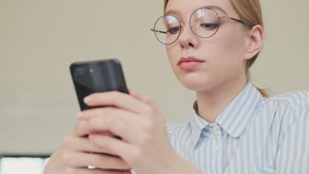 Une Jeune Femme Architecte Calme Concentrée Portant Des Lunettes Utilise — Video