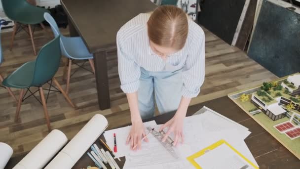 Horní Pohled Mladou Blondýnu Architekta Brýlemi Pracuje Papírovými Plány Dokumentů — Stock video