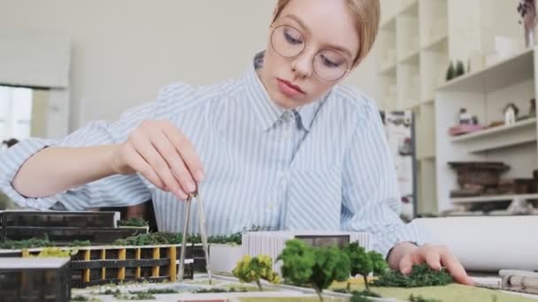 Una Hermosa Joven Arquitecta Rubia Con Gafas Está Trabajando Con — Vídeos de Stock