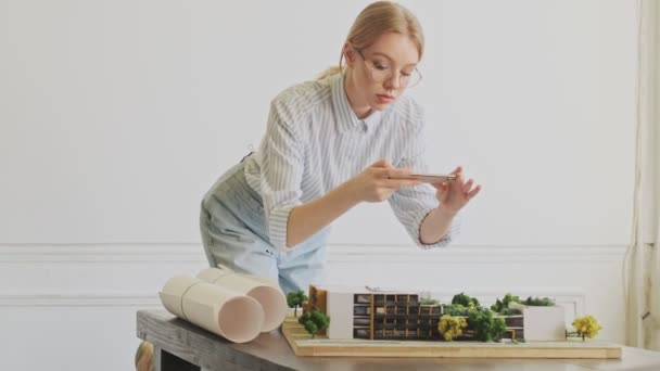 Una Joven Exitosa Arquitecta Rubia Feliz Usando Gafas Está Tomando — Vídeo de stock