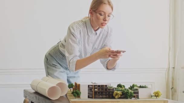 Una Joven Arquitecta Rubia Complacida Usando Gafas Está Tomando Una — Vídeos de Stock