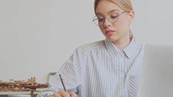 Una Joven Atractiva Arquitecta Rubia Usando Gafas Está Escribiendo Algo — Vídeo de stock