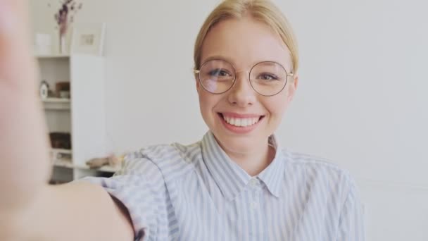 Eine Fröhliche Junge Blonde Architektin Mit Brille Macht Selfie Foto — Stockvideo