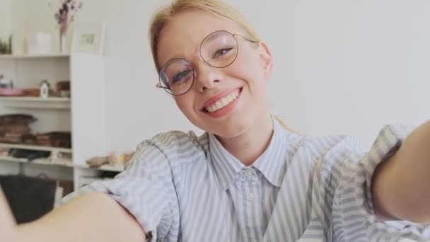 Una Joven Sonriente Arquitecta Rubia Usando Gafas Está Tomando Una — Vídeo de stock