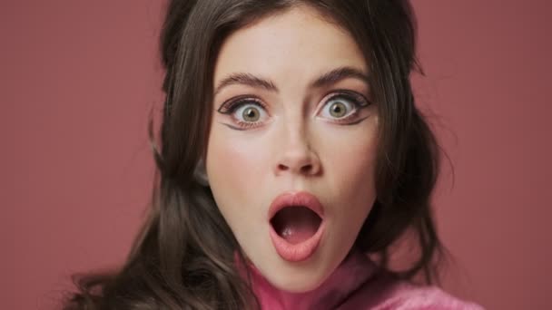 Молодая Красивая Шокированная Эмоциональная Женщина Изолирована Фоне Розовой Стены — стоковое видео