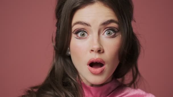 Молода Красива Шокована Емоційна Жінка Ізольована Рожевому Фоні Стіни — стокове відео
