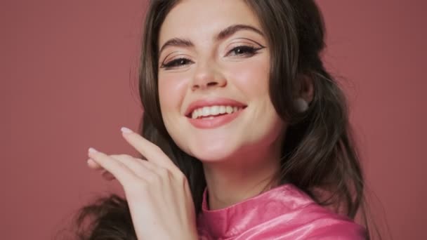 Νεαρή Ευχαριστημένη Όμορφη Γυναίκα Απομονωμένη Ροζ Φόντο Τοίχου — Αρχείο Βίντεο