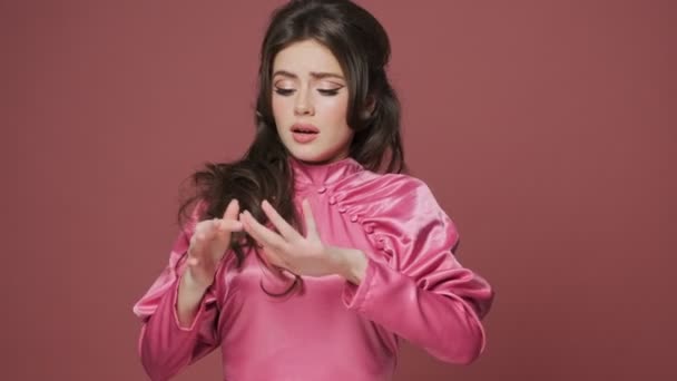 Jong Triest Negatief Mooi Vrouw Geïsoleerd Roze Muur Achtergrond — Stockvideo