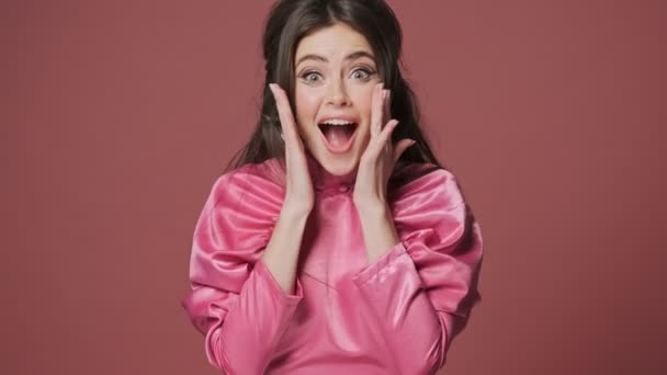 Young Shocked Woman Isolated Pink Wall Background — Stock Video