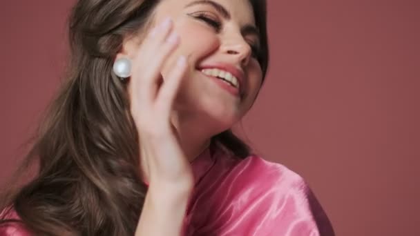 若いです笑い幸せな美しいです女性隔離上のピンクの壁の背景 — ストック動画
