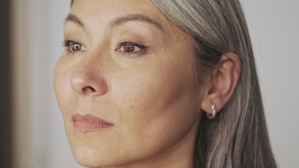 Närbild Lugn Äldre Kvinna Klient Med Makeup Artist Skönhetssalong — Stockvideo