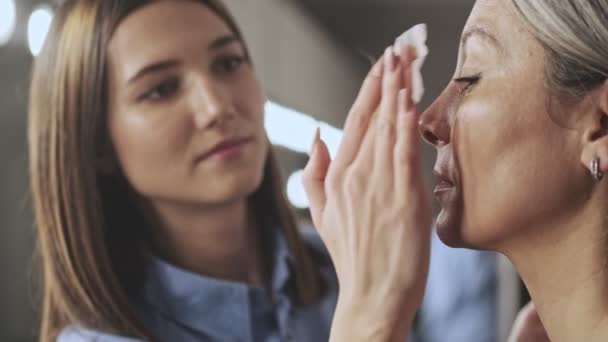 Close View Pleased Elderly Woman Client Makeup Artist Beauty Salon — Stock Video