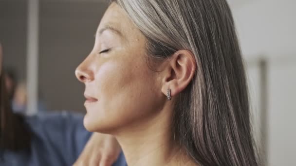 Närbild Leende Äldre Kvinna Klient Med Makeup Konstnär Skönhetssalong — Stockvideo