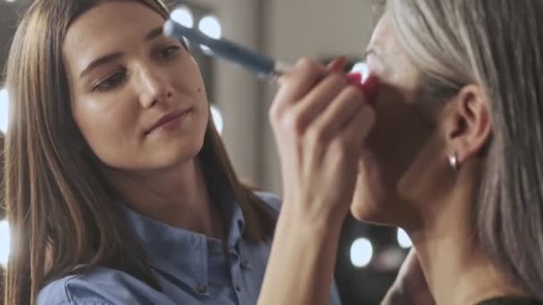 Truccatore Contento Sta Facendo Trucco Una Donna Anziana Bella Con — Video Stock