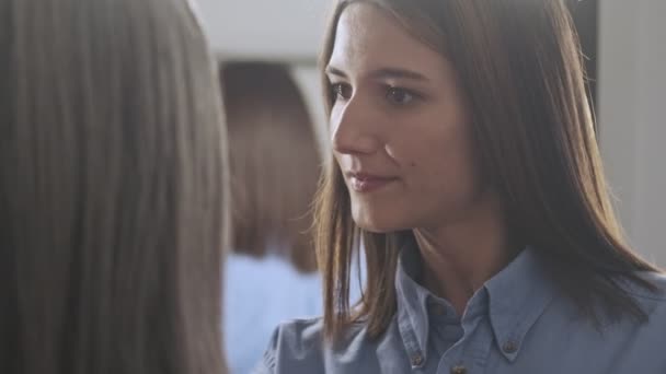 Belo Jovem Maquiador Está Fazendo Maquiagem Para Uma Mulher Idosa — Vídeo de Stock