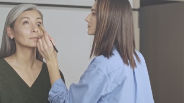Artista Maquiagem Muito Jovem Está Fazendo Maquiagem Para Olhos Uma — Vídeo de Stock