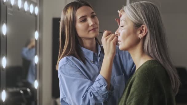 Simpático Artista Maquiagem Jovem Está Fazendo Maquiagem Para Olhos Uma — Vídeo de Stock