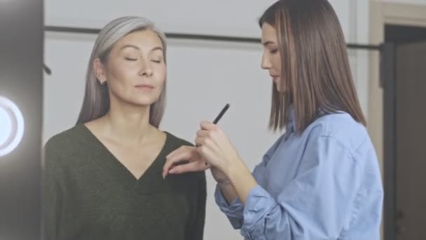 Glad Glad Äldre Kvinna Klient Med Ganska Trevlig Makeup Artist — Stockvideo