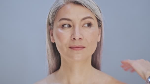 Gorgeous Elderly Woman Client Posing While Hairdresser Correcting Her Hairstyle — Stock Video