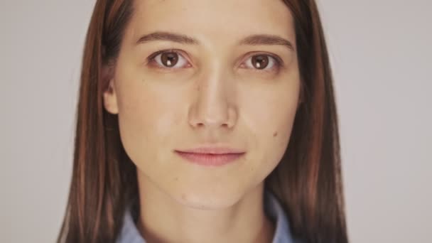 Güzel Sakin Bir Kadının Yakın Plan Görüntüsü Gözlerini Açıyor Gri — Stok video