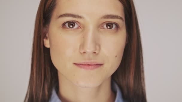 Uma Visão Perto Uma Bela Mulher Calma Está Abrindo Olhos — Vídeo de Stock