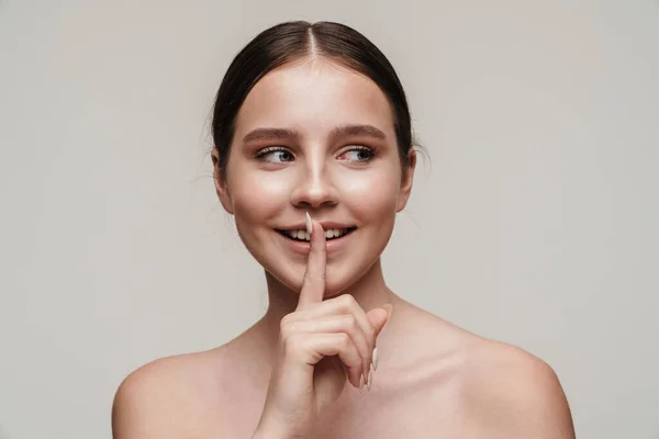 Imagen Alegre Mujer Sin Camisa Sonriente Gesto Signo Silencio Aislado —  Fotos de Stock