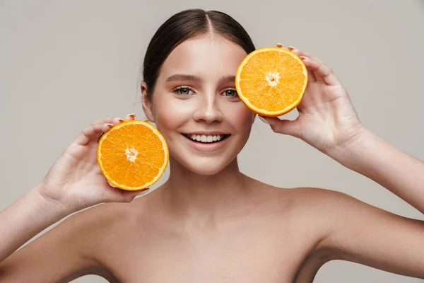 Imagen Alegre Agradable Mujer Sin Camisa Sonriendo Mientras Posa Con — Foto de Stock