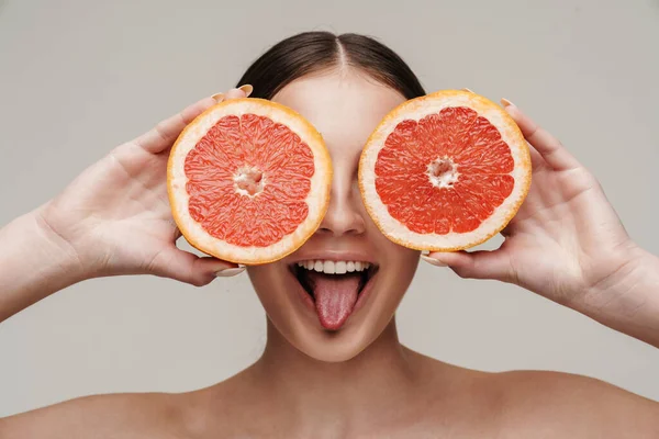 Image Cheerful Nice Shirtless Woman Smiling While Making Fun Grapefruit — Stock Photo, Image