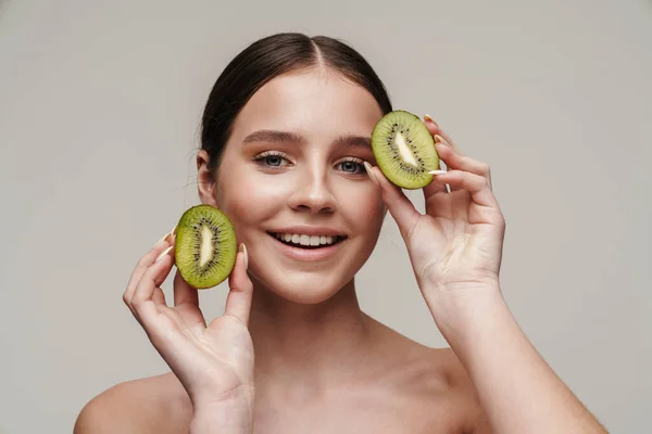 Imagen Una Hermosa Mujer Sin Camisa Alegre Posando Con Kiwi — Foto de Stock