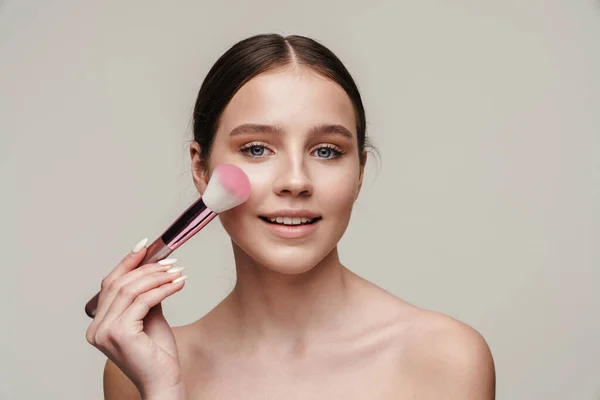 Imagen Una Linda Mujer Sin Camisa Complacida Usando Cepillo Maquillaje — Foto de Stock