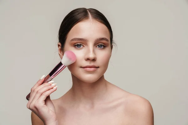Imagen Una Hermosa Mujer Sin Camisa Usando Cepillo Maquillaje Mirando — Foto de Stock