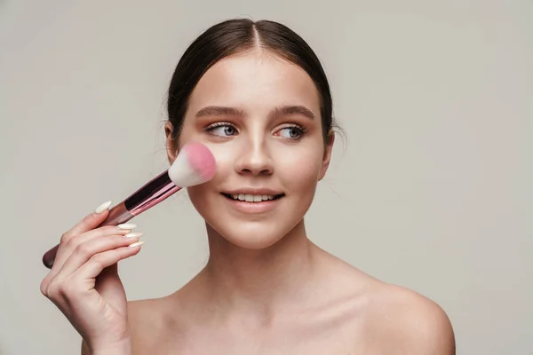 Imagen Una Linda Mujer Sin Camisa Complacida Usando Cepillo Maquillaje — Foto de Stock