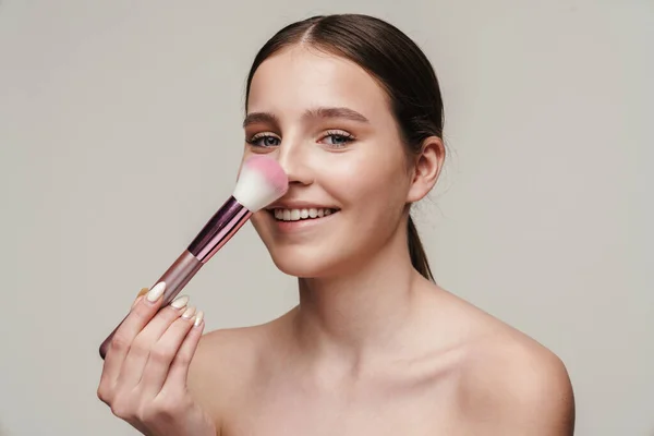 Imagen Una Linda Mujer Sin Camisa Complacida Usando Cepillo Maquillaje — Foto de Stock