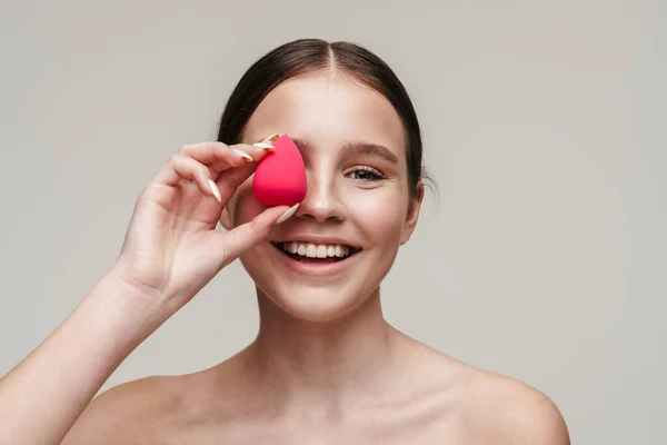 Immagine Bella Donna Gioiosa Senza Maglietta Che Tiene Spugna Cosmetica — Foto Stock