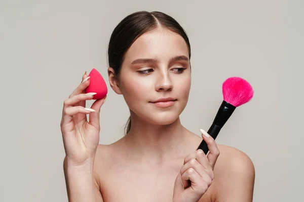 Imagen Una Hermosa Mujer Joven Sin Camisa Usando Esponja Maquillaje — Foto de Stock