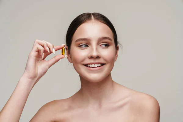 Imagen Una Joven Alegre Sin Camisa Sosteniendo Una Cápsula Vitamínica — Foto de Stock