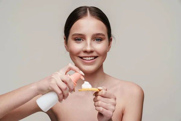 Imagen Una Joven Mujer Sin Camisa Que Usa Espuma Facial — Foto de Stock