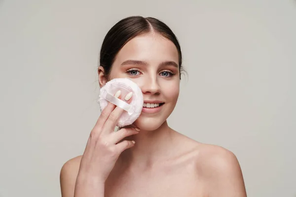 Imagen Joven Mujer Sin Camisa Complacida Usando Almohadilla Maquillaje Sonriendo — Foto de Stock