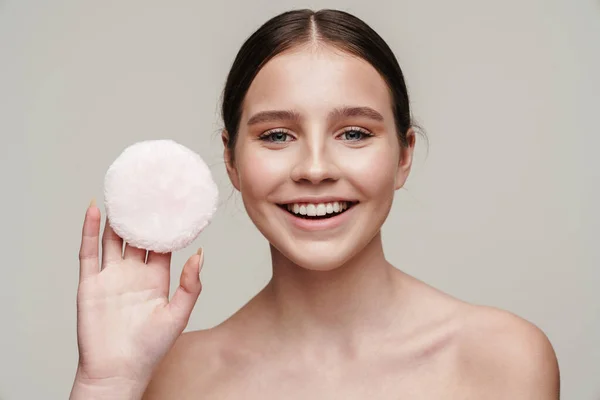 Imagen Joven Mujer Sin Camisa Complacida Mostrando Almohadilla Maquillaje Sonriendo — Foto de Stock