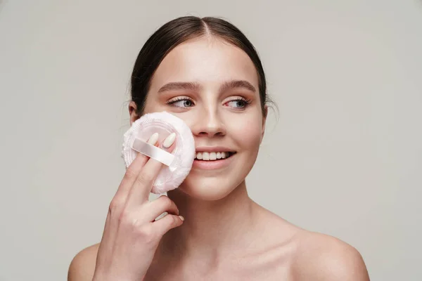 Obraz Zadowolony Młoda Kobieta Bez Koszulki Pomocą Makijażu Pad Uśmiech — Zdjęcie stockowe
