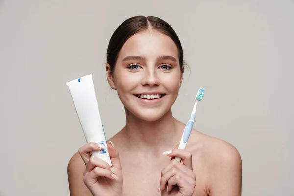 Image Joyful Shirtless Woman Smiling While Holding Toothpaste Toothbrush Isolated — Stock Photo, Image