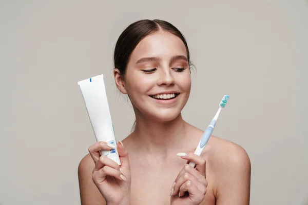 Image Joyful Shirtless Woman Smiling While Holding Toothpaste Toothbrush Isolated — Stock Photo, Image
