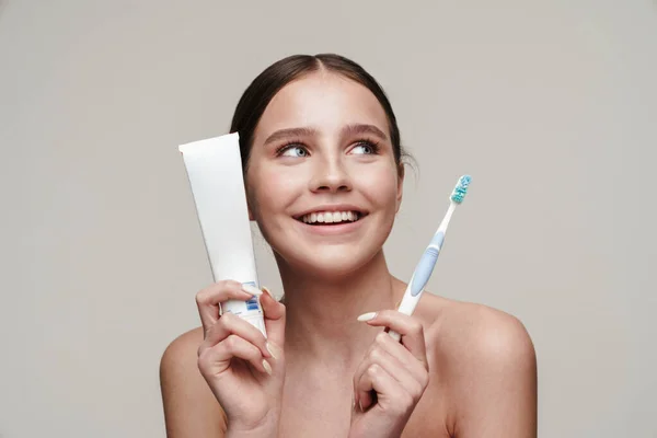 Imagen Alegre Mujer Sin Camisa Sonriendo Mientras Sostiene Pasta Dientes — Foto de Stock