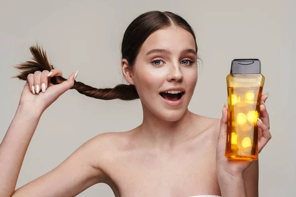 Heyecanlı Üstsüz Şampuan Gösteren Saçları Gri Arka Planda Kalmış Genç — Stok fotoğraf